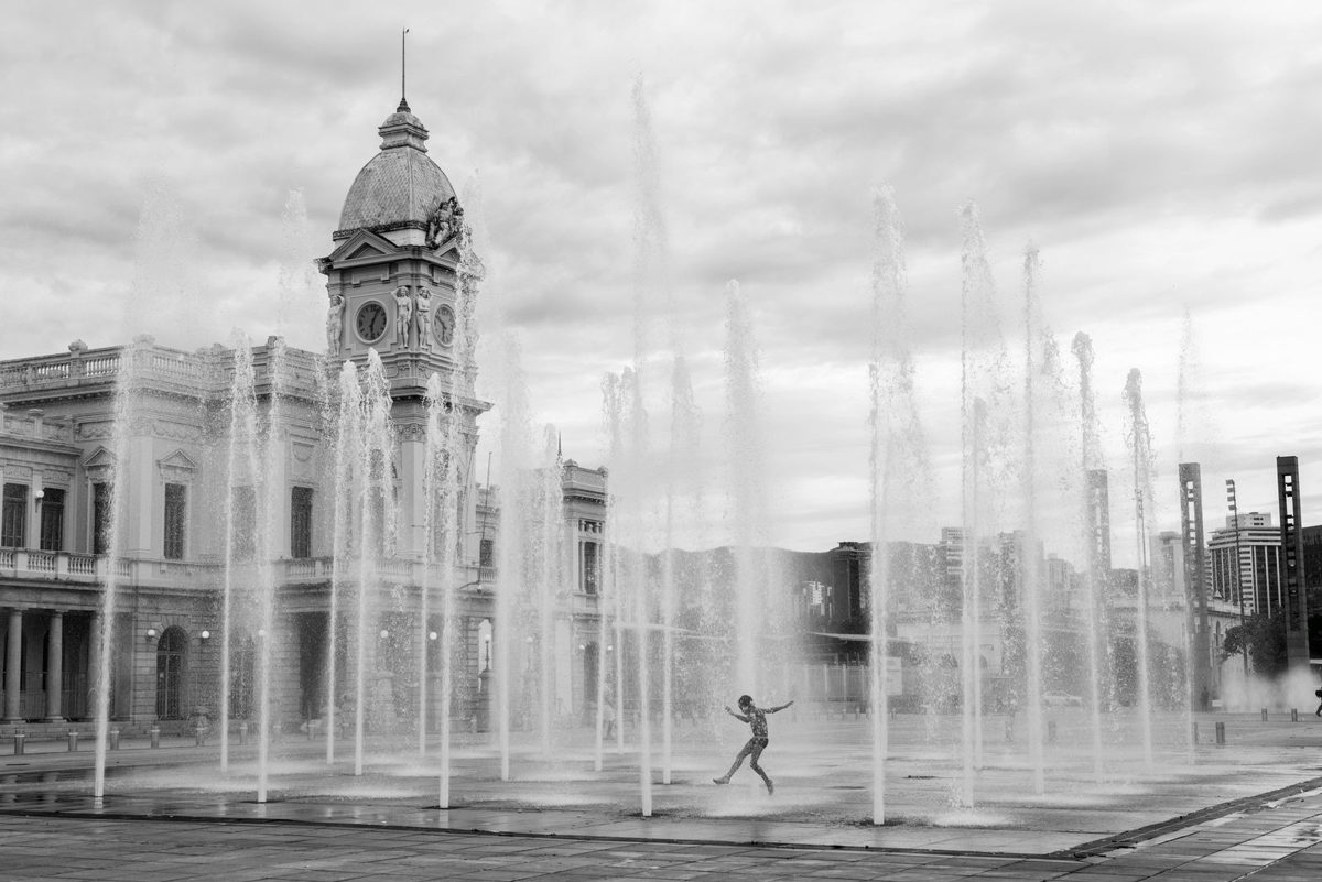 Child playing in fountain at belo horizonte landmark. Photo by Malcoln Oliveira
